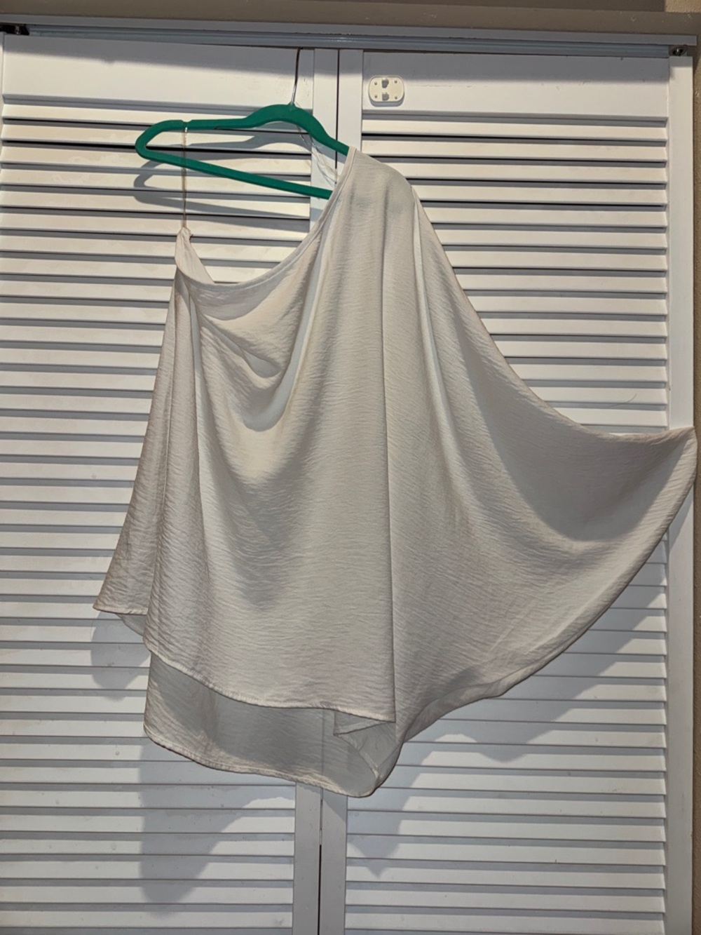 eesome Ivory One-Shoulder Flowy Short Sleeve Top